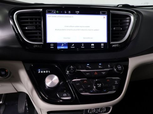 Used 2024 Chrysler Pacifica Touring-L FWD image 44