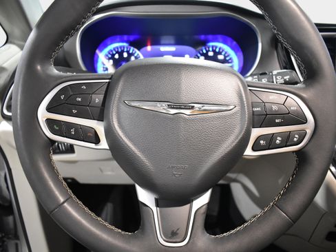 Used 2023 Chrysler Pacifica Touring-L FWD image 13
