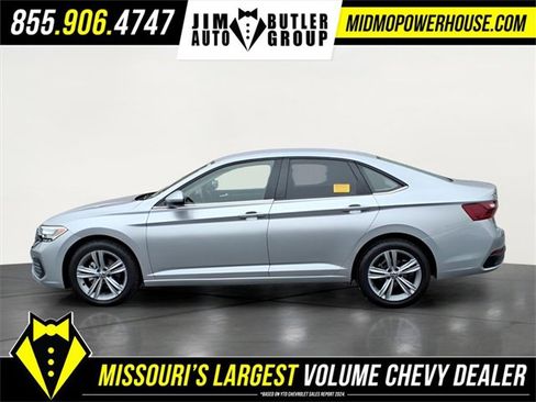 Used 2024 Volkswagen Jetta SE image 2