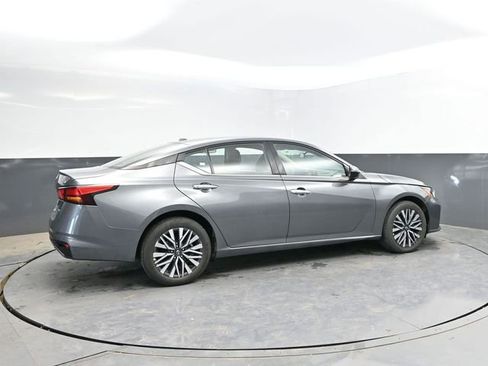Used 2024 Nissan Altima 2.5 SV AWD/4WD image 2