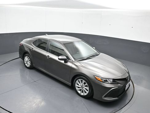 Used 2021 Toyota Camry LE AWD/4WD image 34