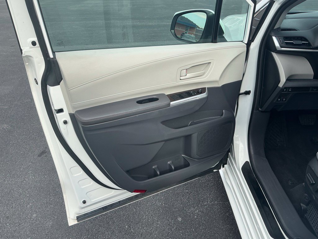Used 2024 Toyota Sienna LE AWD/4WD image 21