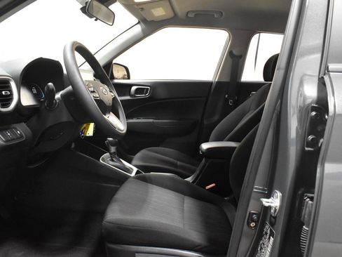Used 2024 Hyundai Venue SE FWD image 8