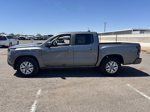 Used 2022 Nissan Frontier SV RWD image 2