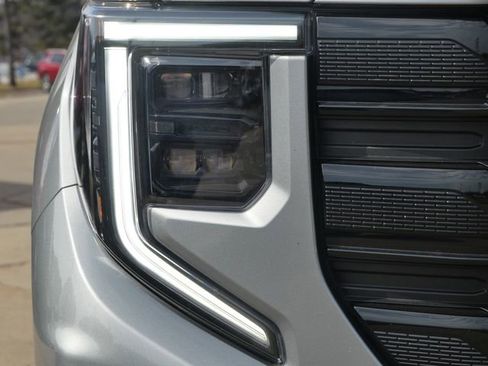 Used 2025 GMC Sierra 1500 Elevation image 11