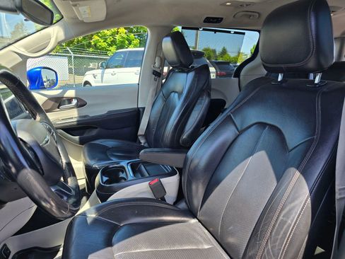 Used 2018 Chrysler Pacifica Touring-L FWD image 23