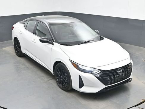 Used 2025 Nissan Sentra SR w/ SR Premium Package image 13