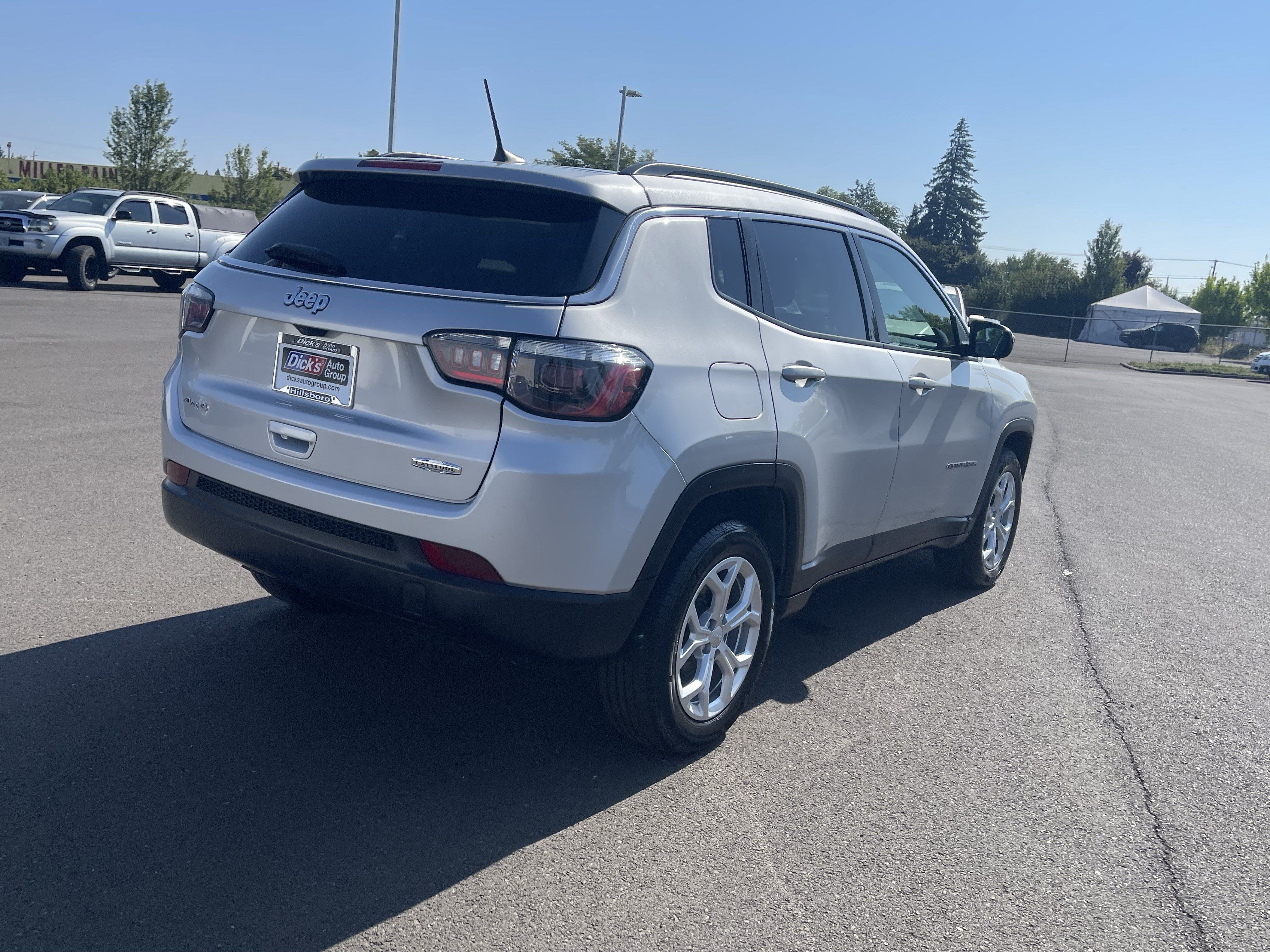 Used 2024 Jeep Compass Latitude AWD/4WD image 5
