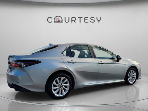 Used 2021 Toyota Camry LE image 5