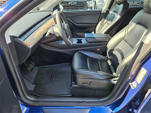 Used 2022 Tesla Model Y Long Range image 11