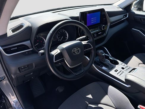 Used 2024 Toyota Highlander LE image 27