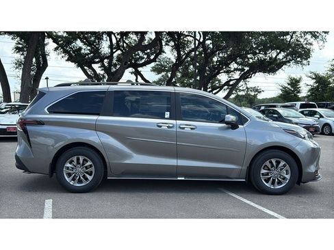 New 2026 Toyota Sienna XLE FWD image 40
