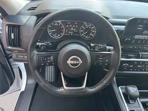 Used 2025 Nissan Pathfinder SL AWD/4WD image 12