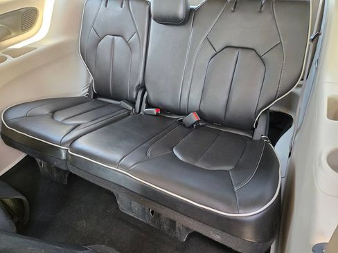 Used 2023 Chrysler Pacifica Limited FWD image 13