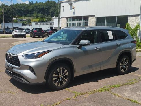 Used 2024 Toyota Highlander XLE AWD/4WD image 2