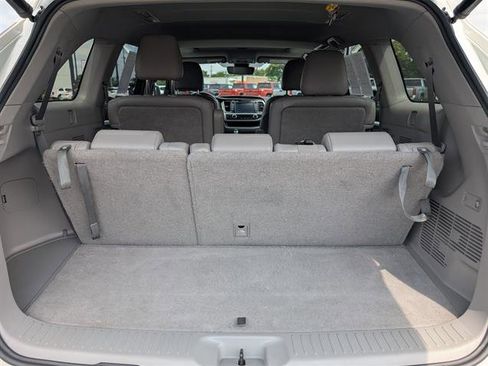 Used 2019 Toyota Highlander XLE image 12