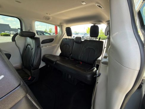 Used 2024 Chrysler Pacifica Touring-L FWD image 26