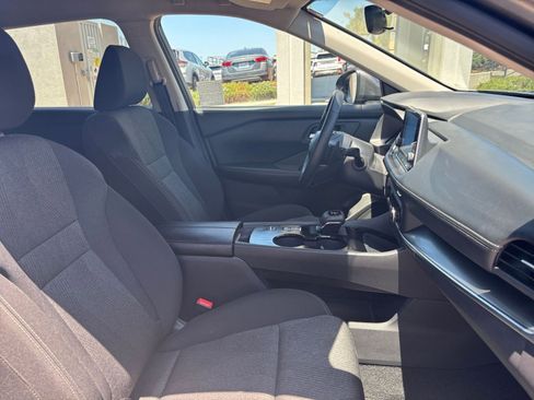 Used 2025 Nissan Rogue SV FWD image 38