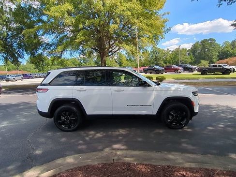 Used 2022 Jeep Grand Cherokee Altitude AWD/4WD image 6