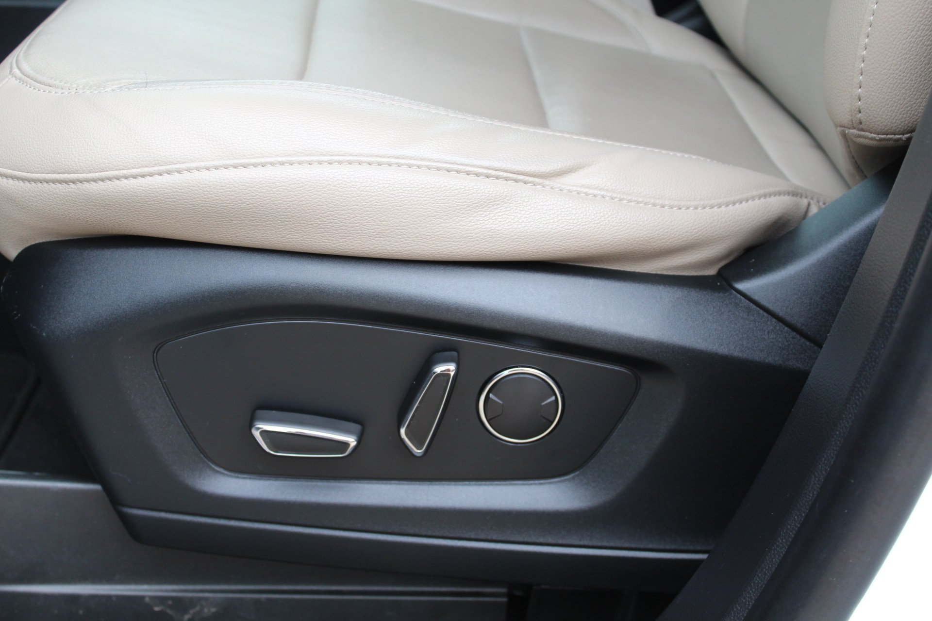 Used 2020 Ford Explorer Limited AWD/4WD image 39