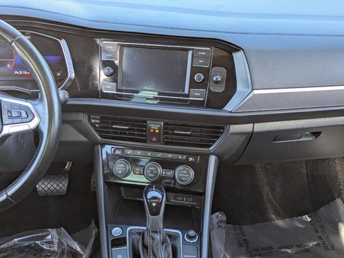 Used 2022 Volkswagen Jetta SE image 16