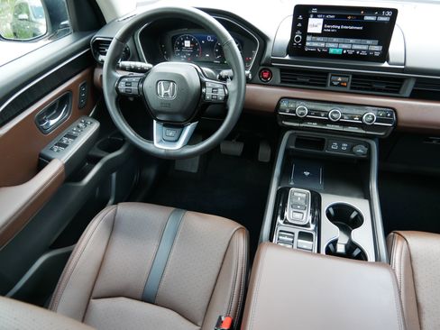 Used 2025 Honda Pilot Elite image 9