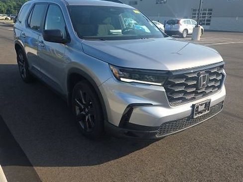 Used 2023 Honda Pilot Sport image 3
