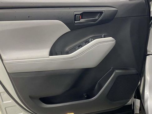 Used 2023 Toyota Highlander LE image 11