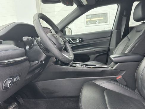 Certified 2025 Jeep Compass Limited w/ High Altitude Package image 8