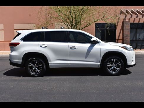 Used 2018 Toyota Highlander LE FWD image 1