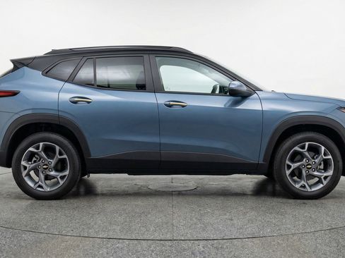 Used 2025 Chevrolet Trax LT w/ LT Convenience Package FWD image 11