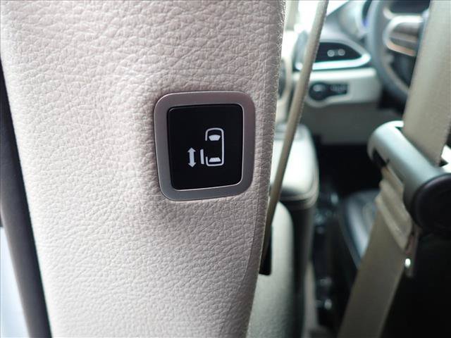 Used 2024 Chrysler Pacifica Touring-L FWD image 11