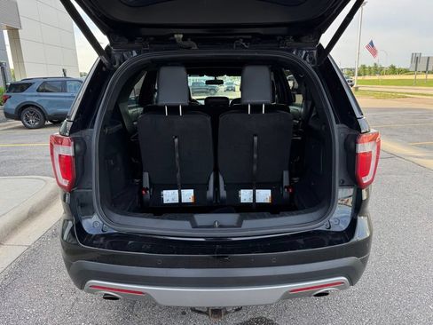Used 2017 Ford Explorer XLT w/ Equipment Group 202A AWD/4WD image 38