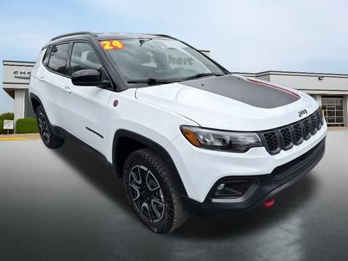 Used 2024 Jeep Compass Trailhawk image 3