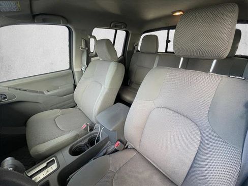 Used 2015 Nissan Frontier SV image 10