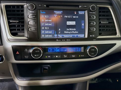 Used 2018 Toyota Highlander XLE image 18