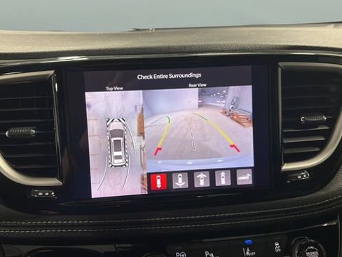 Used 2024 Chrysler Pacifica Limited FWD image 15