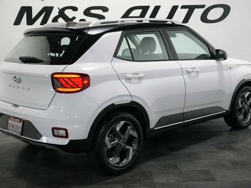 Used 2023 Hyundai Venue Limited FWD image 4