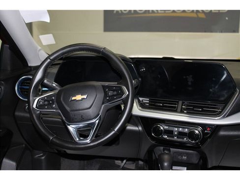 Used 2025 Chevrolet Trax LT w/ LT Convenience Package image 15