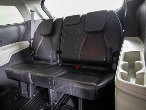 Used 2022 Kia Carnival LX image 12