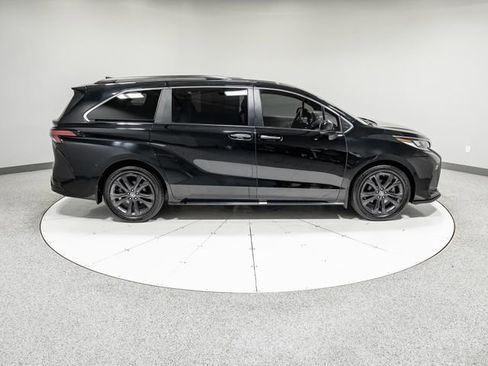 Used 2022 Toyota Sienna XSE FWD image 31