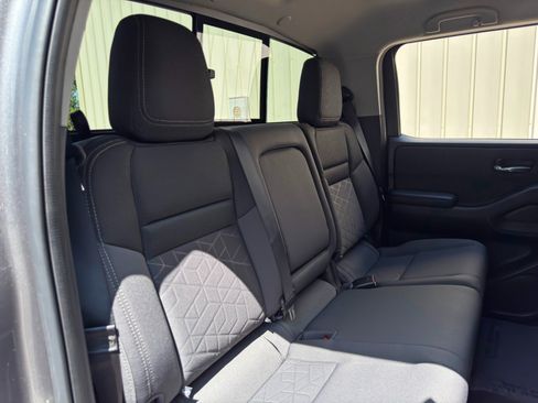 Used 2025 Nissan Frontier SV w/ SV Convenience Package RWD image 32