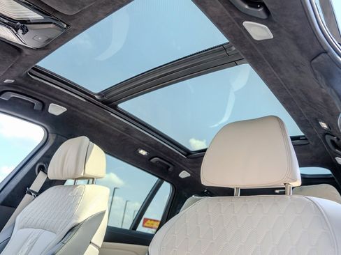 Used 2025 BMW X7 M60i image 19