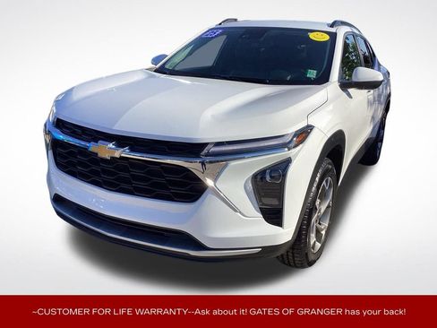 Used 2025 Chevrolet Trax LT w/ LT Convenience Package FWD image 6