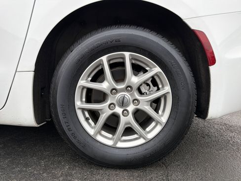 Used 2024 Chrysler Pacifica Touring-L image 33