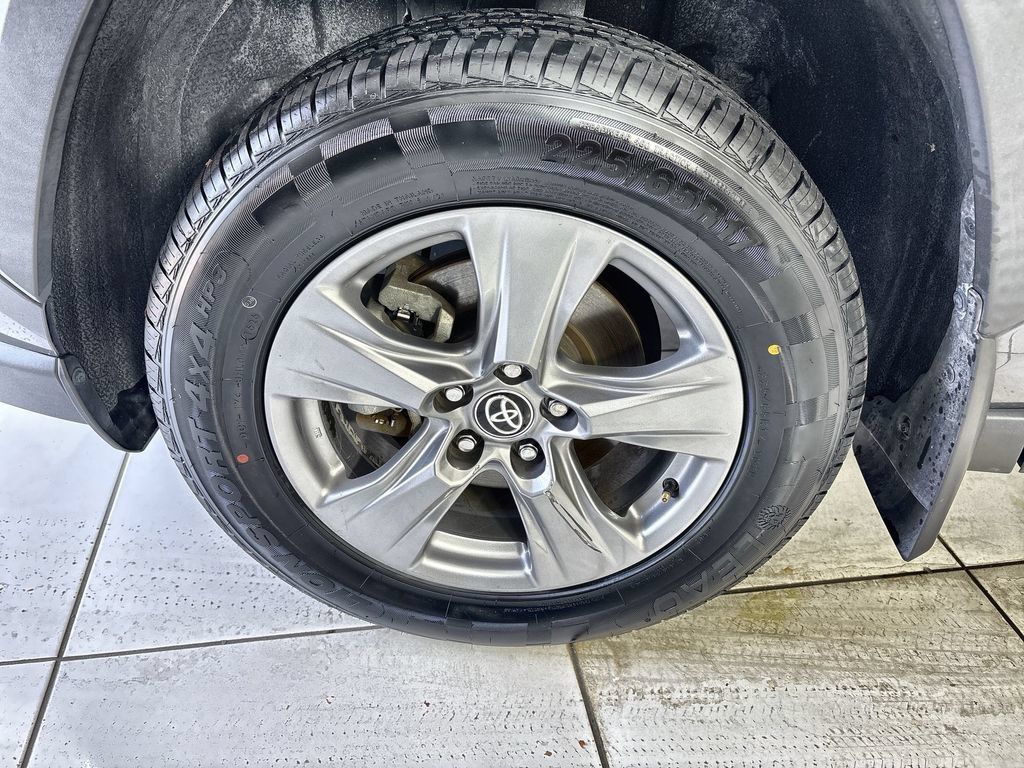 Used 2024 Toyota RAV4 XLE AWD/4WD image 18