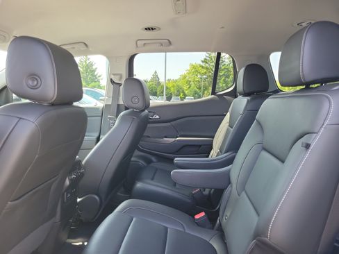 Used 2023 GMC Acadia SLT w/ Preferred Package FWD image 11