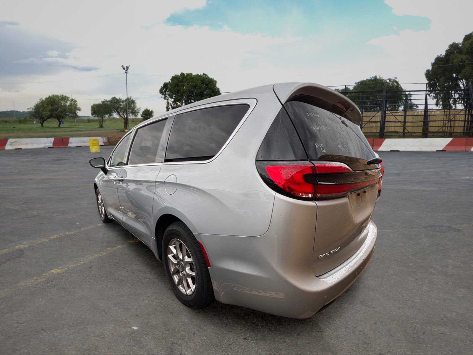 Used 2024 Chrysler Pacifica Touring-L FWD image 4