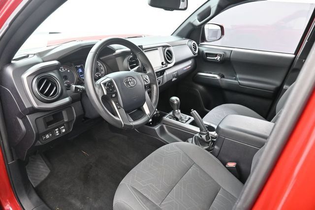 Used 2017 Toyota Tacoma TRD Off-Road AWD/4WD image 11