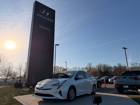 Used 2017 Toyota Prius Four image 1